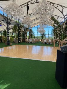 Store lysekroner til et festtelt eller en konstruktion